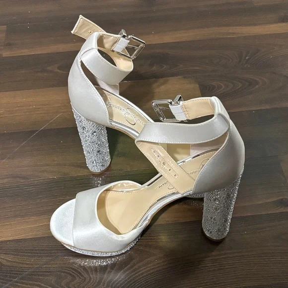 Elegant White Matte Satin Women's Heels - Picture 1 of 4